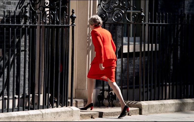 La primera ministra británica, Theresa May, regresa al interior de Downing Street tras hacer el anuncio de su dimisión este viernes. EFE/W. Oliver