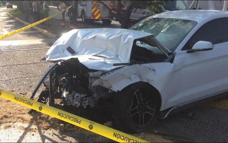 Dos testimonios del accidente refirieron que el Mustang blanco no frenó en ningún momento sino que así como llegó se impactó detrás del auto donde viajaba la pareja. ESPECIAL