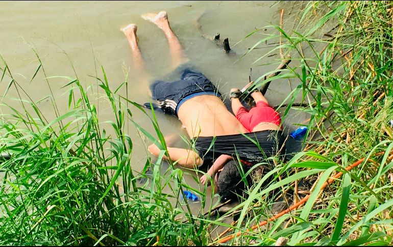 Un hombre salvadoreño y su hijita que se ahogaron en el río Bravo cuando intentaban cruzar a Estados Unidos; la imagen se ha difundido en todo el mundo. AP / J. Le Duc