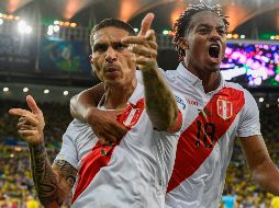 A pesar de la derrota. los aficionados peruanos recibieron a su selección de manera festiva. AFP