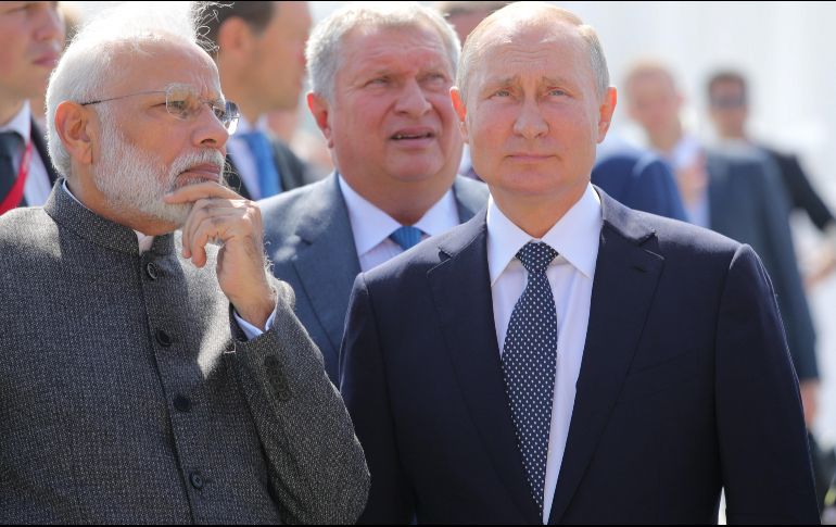 El primer ministro indio Narendra Modi y el presidente de Rusia, Vladimir Putin, se encontraron para prevenir la carrera armamentista en el espacio en todos sus aspectos. EFE / M. Klimentyev