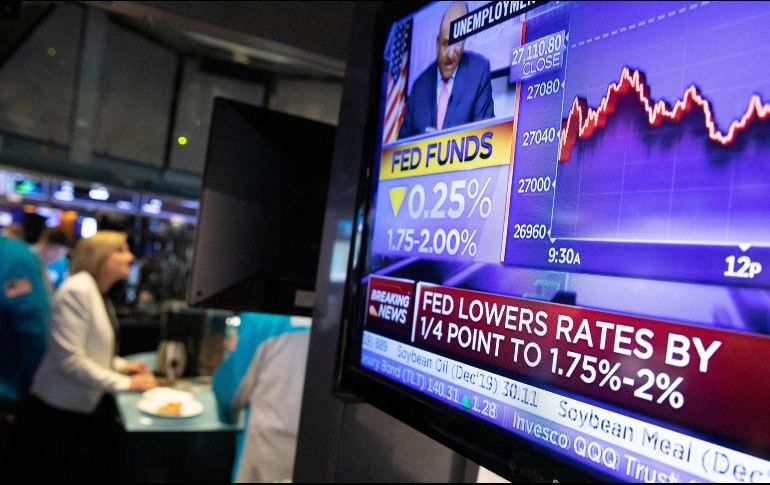 Un monitor en la Bolsa de Valores de Nueva York muestra la noticia de la reducción de un cuarto de punto porcentual en las tasas. AP/M. Lennihan