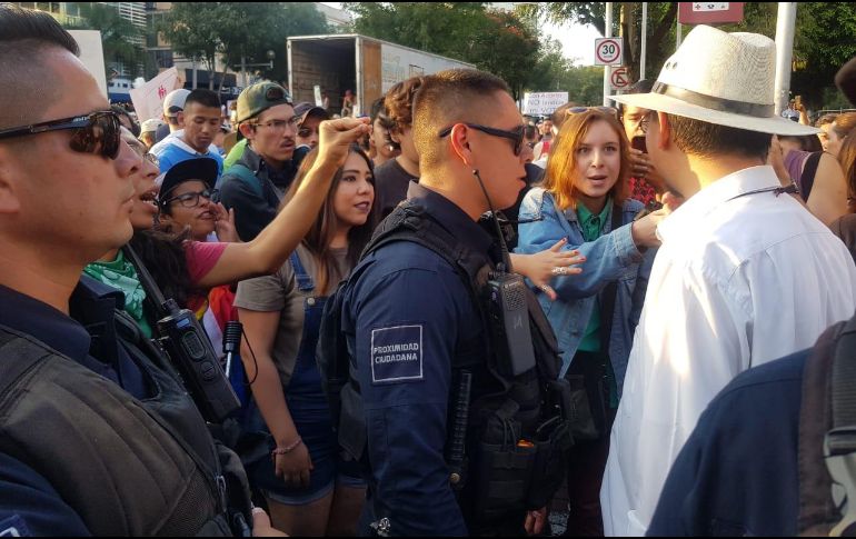 Personal de la CEDHJ y la Policía de Guadalajara intervino para evitar que los asistentes se confrontaran de manera física. EL INFORMADOR/R. Bobadilla
