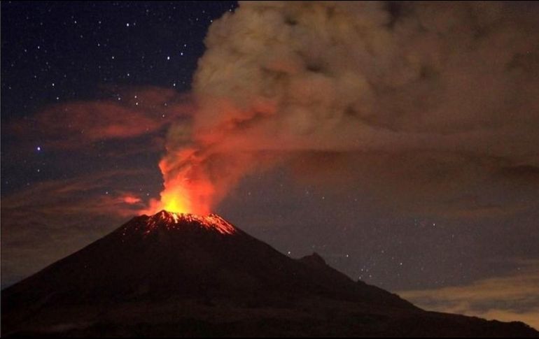El volcán activo Popocatépetl se ubica entre Ciudad de México y Puebla, dos de las urbes más pobladas del país. AFP