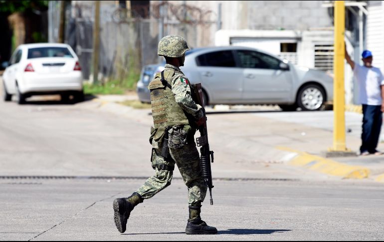 En el video se puede observar el tipo de armamento que portan los civiles, el cual es de uso exclusivo del Ejército. AFP/A. Estrella