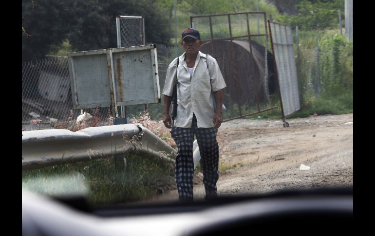 Un guardia armado vigila en Tepalcatepec. AP/M. Ugarte