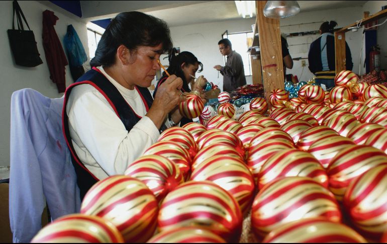 Talleres. Las esferas toman poco a poco su aspecto y belleza en los talleres. CORTESÍA / Turismo Michoacán