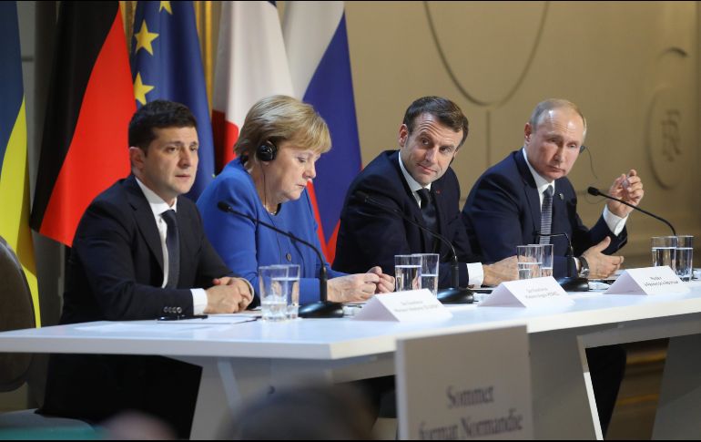 Vladímir Zelenski, Angela Merkel, Emmanuel Macron y Vladímir Putin ofrecen una conferencia de prensa tras el encuentro. AFP/L. Marin