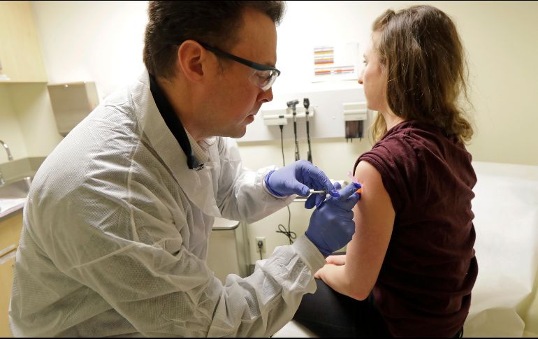 Actualmente hay al menos cinco proyectos de vacunas en fase de ensayo en humanos. Científicos de Estados Unidos iniciaron una prueba el pasado 16 de marzo. AP/ARCHIVO