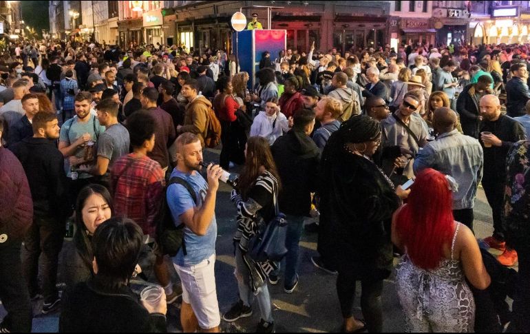 En Londres se ha visto a jóvenes de fiesta y formar muchedumbres sin respetar la distancia social. AP/ARCHIVO