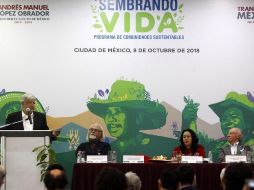 El Presidente Andrés Manuel López Obrador (i) habla durante la presentación del programa 