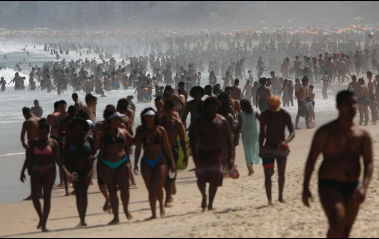 SATURADAS. Las playas se llenaron de brasileños que celebran la independencia de su país. EFE