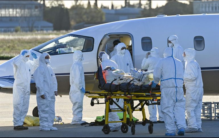 Personal médico sube a un paciente con COVID-19 para su evacuación en el aeropuerto en Saint-Gilles, Francia. AFP/P. Guyot