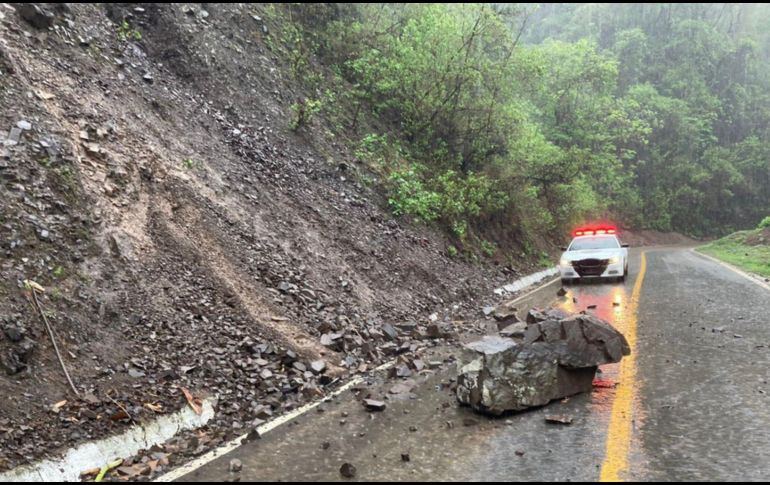 El derrumbe de rocas sobre el kilómetro 40 de la carretera federal 54 a la altura del Puente de Beltrán, ocasionó un carril obstruido. TWITTER/ @GN_Carreteras
