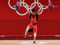 El pesista chino Li Fabin sostiene 166 kilos con una sola pierna. GETTY IMAGES