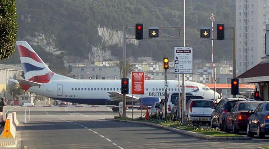 Conoce algunos de los aeropuertos más peligrosos del mundo. Aeropuerto de Gibraltar - Reino Unido. ESPECIAL / PINTEREST @siusalukialum