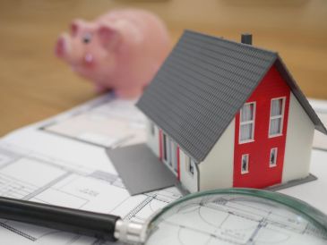 Al rentar una casa, estás acordando alquilarla por un tiempo específico y pagar una cantidad mensual conocida como renta. Unsplash
