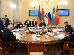 Alexandr Lukashenko (izquierda), presidente de Bielorrusia, y Valdimir Putin (centro), presidente de Rusia, en una reunión del Consejo Económico Supremo Euroasiático con sus homólogos de Armenia, Kirguistán y Kazajistán. EFE/P. Bednyakov