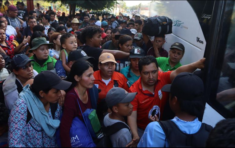 Personas migrantes abordan un autobús del Instituto Nacional de Migración. EFE/ J. BLANCO
