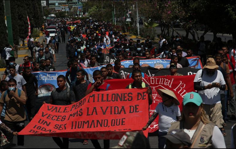 La marcha, que duró al menos tres horas, partió del mercado de Chilpancingo hacia la carretera federal que conduce a Tixtla, en donde ocurrió el asesinato. EFE/J. DE LA CRUZ.