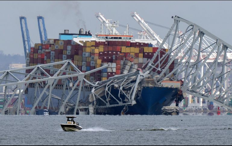 El incidente ocurrió alrededor de la 01:30 hora local cuando el barco de carga Dali, que salía del puerto de Baltimore, colisionó con el puente Francis Scott Key, causando su colapso. AP / M. Schiefelbein