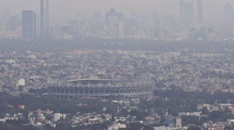 Vista de la ciudad, contaminada por el humo de incendios forestales, desde el cerro de Santa Cruz Xochitepec, en Xochimilco. SUN/F. Rojas