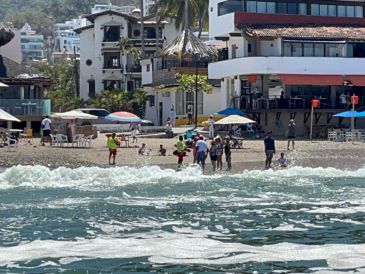 Sugieren a los bañistas que una vez que arriben a una playa se acerquen con los guardavidas para que les den las recomendaciones de qué parte que visitan es la más segura para ingresar. ESPECIAL / Protección Civil Jalisco