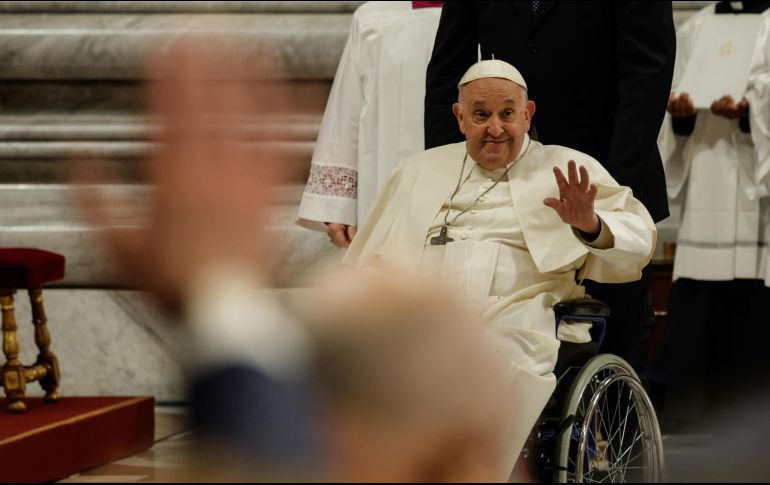 El Papa Francisco pudo recitar las plegarias de la larga Vigilia de Pascua ante una congregación de 30 mil personas. EFE