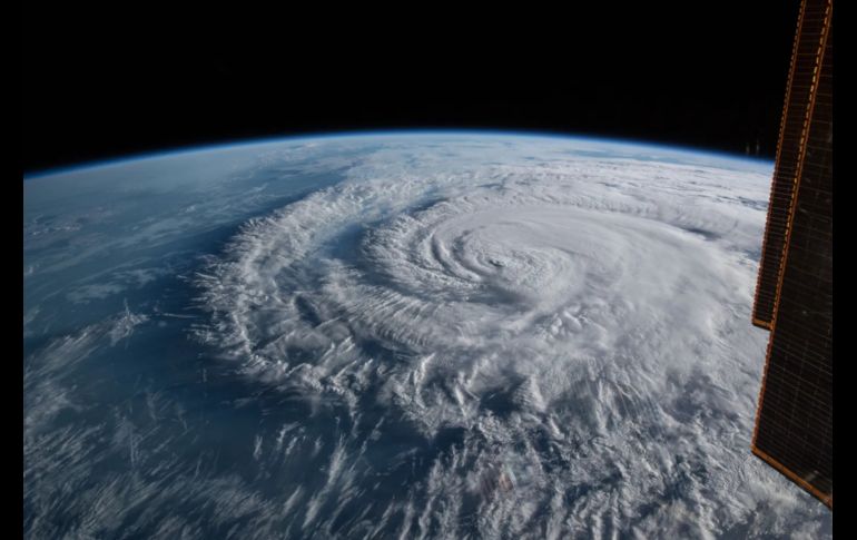 El huracán Florence es fotografiado desde la Estación Espacial Internacional como una tormenta de categoría 1 cuando tocaba tierra cerca de Wrightsville Beach, Carolina del Norte, el 14 de septiembre de 2018. NASA / CORTESÍA
