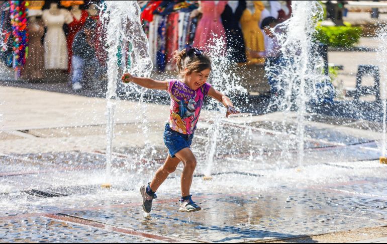 Niñas y niños disfrutan de una fuente en el Centro Histórico de Guadalajara, mientras que en algunos puntos de la ciudad la temperatura llega a 37 grados. EL INFORMADOR/ A. NAVARRO