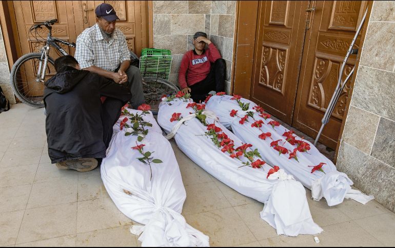 Habitantes de Gaza rinden homenaje a algunos de los cuerpos hallados ayer. EFE