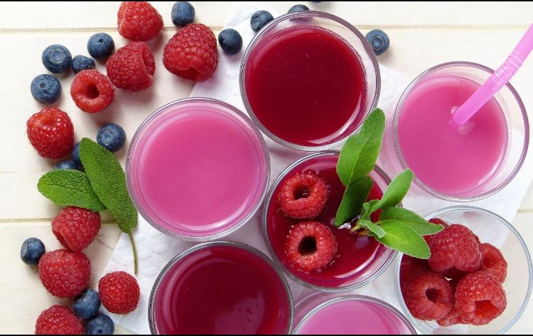 Beber un jugo de arándanos al día puede proporcionar grandes beneficios para la salud, ya que este fruto es rico en vitaminas A, B y C, las cuales fortalecen el sistema inmunológico y combaten las infecciones. Pixabay