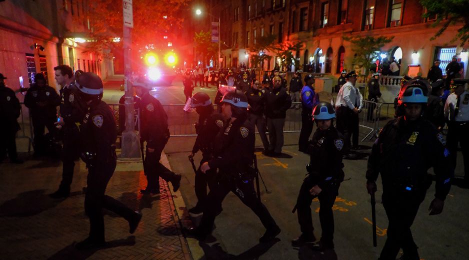 Agentes del Departamento de Policía de Nueva York avanzan hacia la entrada de la Universidad de Columbia, el martes 30 de abril de 2024, en Nueva York. AP /J. Motal