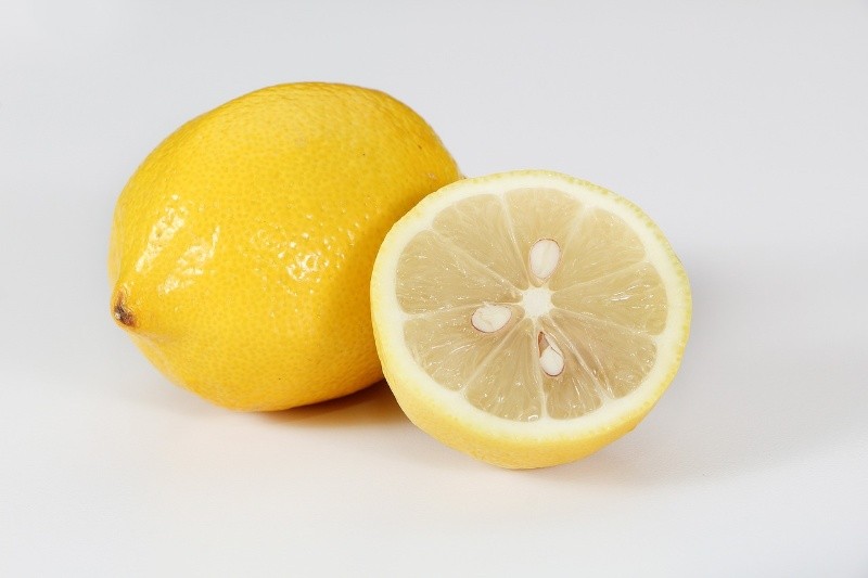 La vitamina C del limón también sirve para producir colágeno, promoviendo una piel más elástica y juvenil. PIXABAY/ varintorn