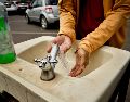 Para llevar a cabo un buen lavado de manos se debe utilizar jabón, agua y un tiempo correcto de contacto de estas sustancias. ESPECIAL / Foto de Rizal Hilman en Unsplash