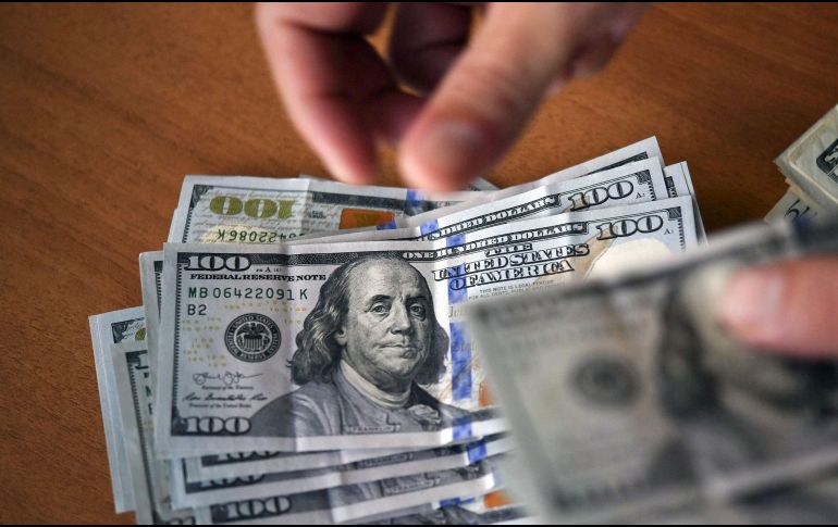 El dólar perdió terreno por la publicación de indicadores económicos negativos para Estados Unidos. AFP / ARCHIVO