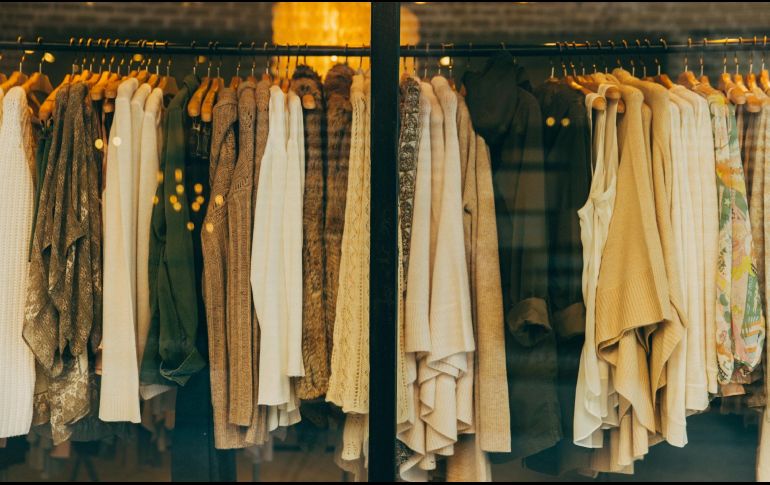 La “fast fashion” o ”moda rápida”, ofrece a los consumidores cambios constantes de colecciones de ropa a bajos precios. UNSPLASH / H. MORGAN