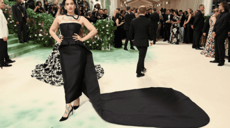 Rosalía llegó a la alfombra de la Met Gala de Nueva York con un vestido Dior, ceñido al cuerpo y de dos piezas. X/@Indie5051