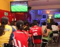 Diversas personas se unirán a ver el "clásico de clásicos" Chivas vs América en restaurantes y bares de Guadalajara. ARCHIVO