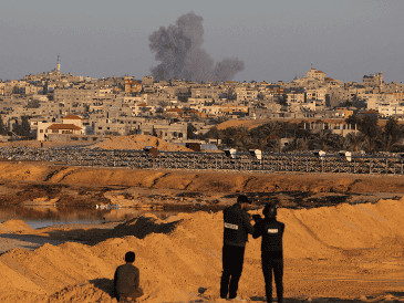 Humo se eleva tras los ataques israelíes, en la ciudad de Rafah, en el sur de la Franja de Gaza, 14 de mayo de 2024. Xinhua News Agency/XinHua