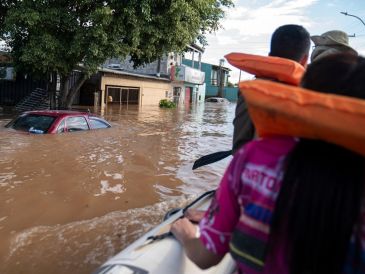 En Porto Alegre las aguas comienzan a menguar tras dos días sin lluvias. ESPECIAL / AFP