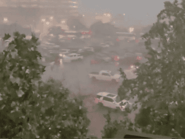 Las tormentas de este jueves azotaron la ciudad dejando un rastro de destrucción. X/@TexasTribune