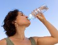 El agua es el líquido que no aporta calorías extra, sin embargo no es la que mejor hidrata a nuestro cuerpo ESPECIAL / FREEPIK