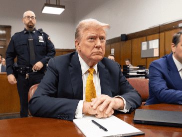 La defensa del expresidente Donald Trump concluyó este martes su presentación de pruebas y testigos en juicio penal en Nueva York. EFE/EPA/JUSTIN LANE / POOL