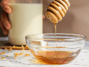 La miel está compuesta principalmente por azúcar, así como por una mezcla de aminoácidos, vitaminas, minerales, hierro, zinc y antioxidantes. UNSPLASH / Sandi Benedicta