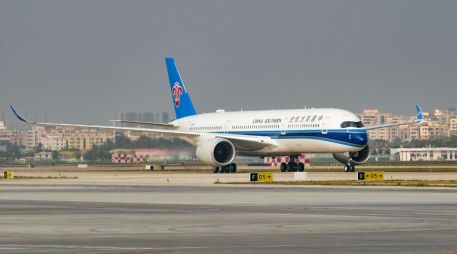 El avión Airbus A350 presta servicio en la ruta aerea directa conectando a Shenzhen, en el sur de China, con la Ciudad de Mexico en el Aeropuerto Internacional de Bao'an de Shenzhen, en Shenzhen, en la provincia de Guangdong, en el sur de China. XINHUA