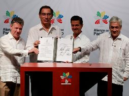 Juan Manuel Santos, Martín Vizcarra, Enrique Peña Nieto y Sebastián Piñera muestran la firma de una declaración y un plan de acción conjunta para impulsar el libre comercio y la integración. EFE/J. Méndez