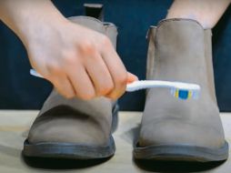 SENCILLO. Para limpiar manchas en zapatos de gamuza usa cepillo de cerdas suaves y un borrador escolar. ESPECIAL