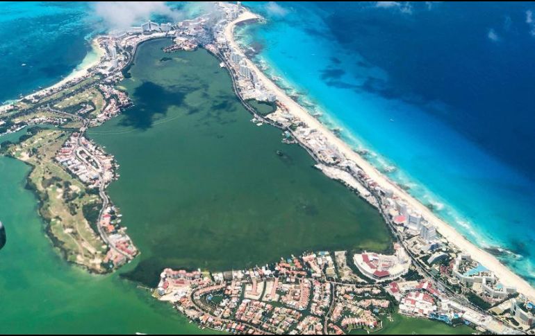 La llegada de turistas a Cancún sigue creciendo a pesar del incremento de contagios de coronavirus. AFP/ARCHIVO