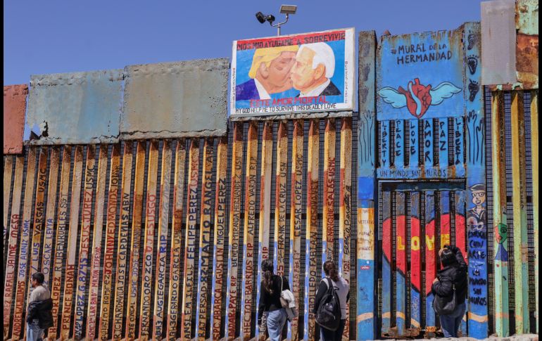 Biden y Trump se besan en pintura de protesta en muro fronterizo de Mexico.EFE/J. TERRIQUEZ